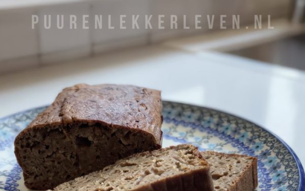 Gezonde bananen-kruidkoek met haver en spelt op een bordje – Puur en Lekker Leven