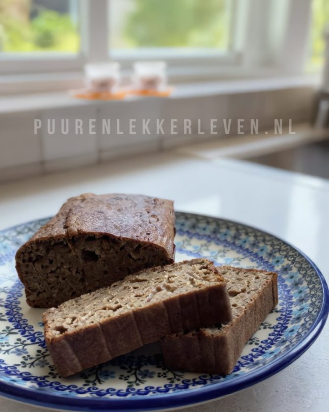 Gezonde bananen-kruidkoek met haver en spelt op een bordje – Puur en Lekker Leven