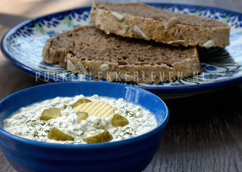 Pickle Dip met cottage cheese en augurken, geserveerd met zuurdesembrood