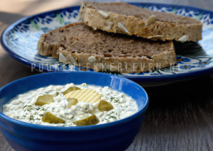 Pickle Dip met cottage cheese en augurken, geserveerd met zuurdesembrood